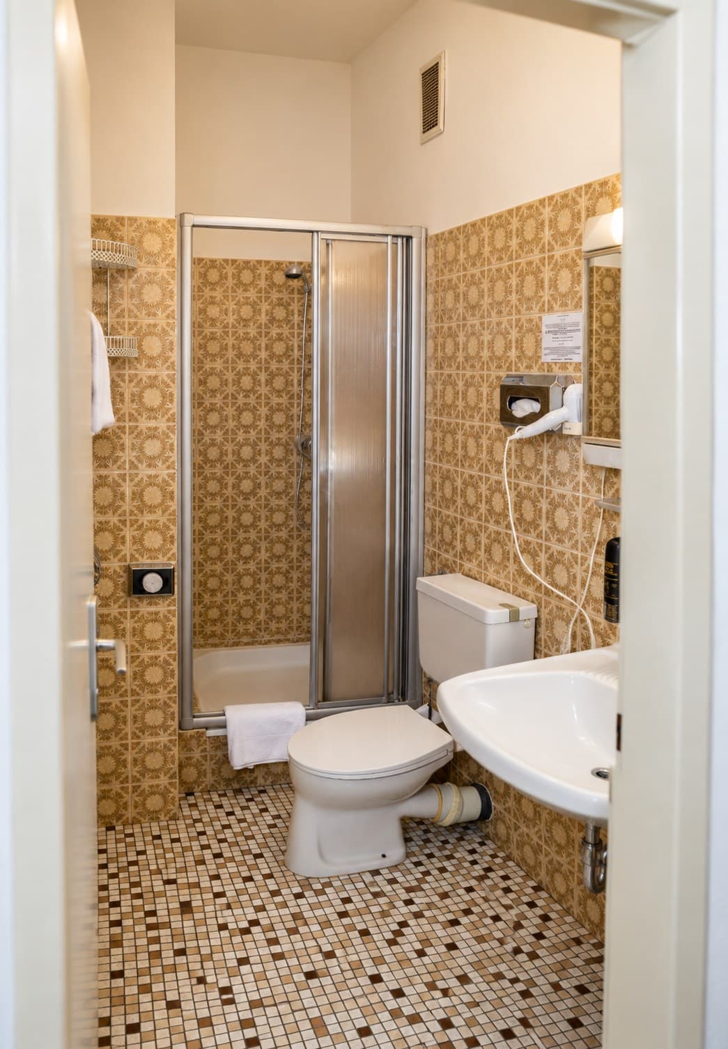 Twin room Dusche